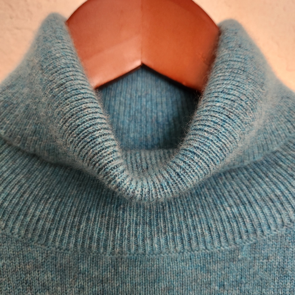 McDuff 100% Cashmere Elegant Teal Turtleneck Sweater, Finest Cashmere Yarns - Picture 4 of 7